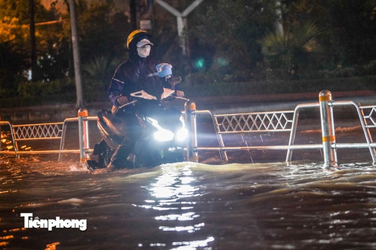 Hà Nội: Đường Võ Chí Công ngập từ đêm đến sáng, giao thông ùn tắc kéo dài - 2