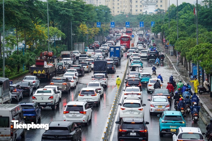 Hà Nội: Đường Võ Chí Công ngập từ đêm đến sáng, giao thông ùn tắc kéo dài - 3