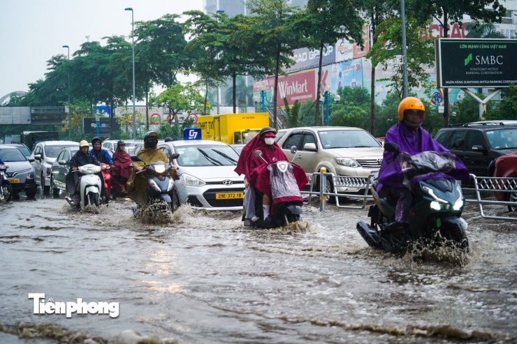 Hà Nội: Đường Võ Chí Công ngập từ đêm đến sáng, giao thông ùn tắc kéo dài - 4