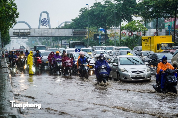 Hà Nội: Đường Võ Chí Công ngập từ đêm đến sáng, giao thông ùn tắc kéo dài - 7