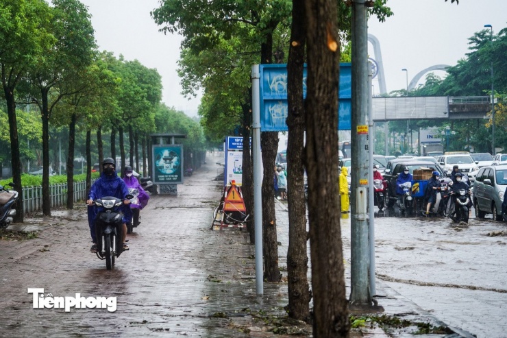 Hà Nội: Đường Võ Chí Công ngập từ đêm đến sáng, giao thông ùn tắc kéo dài - 8