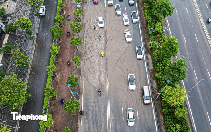 Hà Nội: Đường Võ Chí Công ngập từ đêm đến sáng, giao thông ùn tắc kéo dài - 9