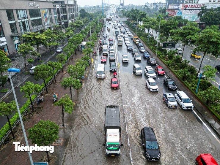 Hà Nội: Đường Võ Chí Công ngập từ đêm đến sáng, giao thông ùn tắc kéo dài - 12