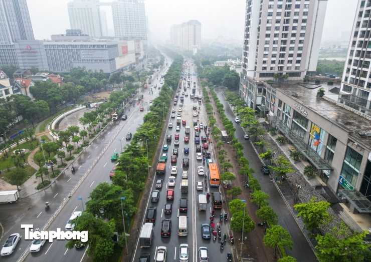 Hà Nội: Đường Võ Chí Công ngập từ đêm đến sáng, giao thông ùn tắc kéo dài - 13