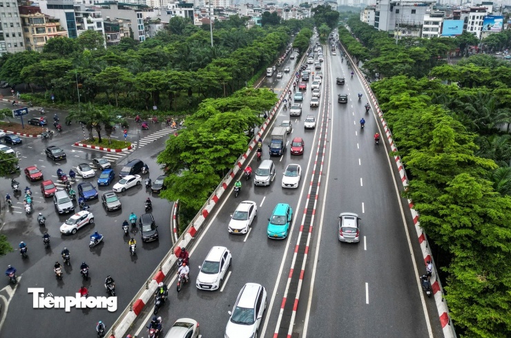 Hà Nội: Đường Võ Chí Công ngập từ đêm đến sáng, giao thông ùn tắc kéo dài - 16