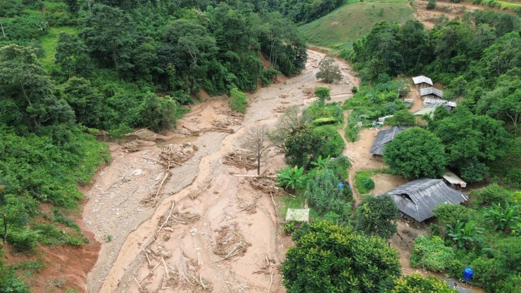 Khung cảnh tan hoang tại bản Háng Pu Xi sau bão lũ. Ảnh: Thành Đạt