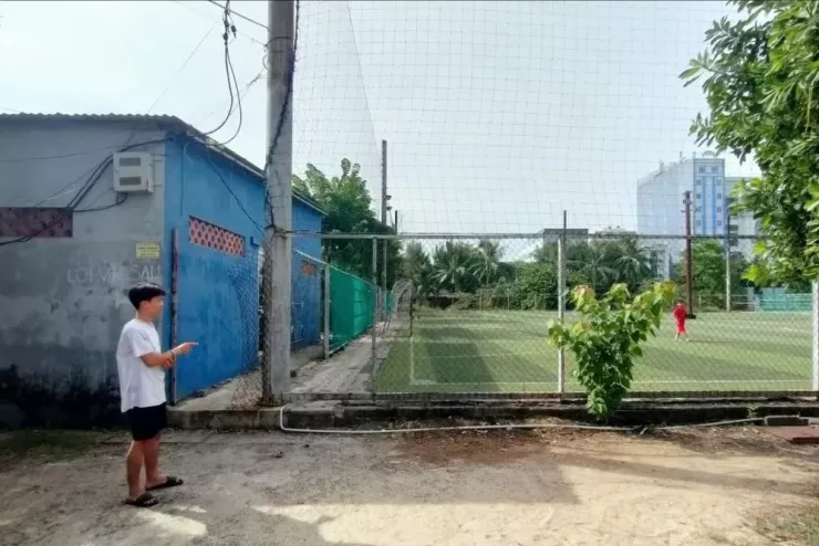 D đến các sân bóng đá, trộm hàng loạt điện thoại. Ảnh: CA