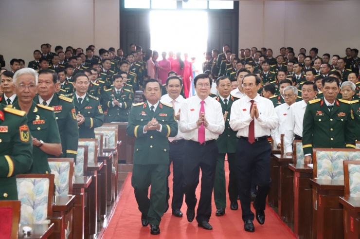 Nguyên Chủ tịch nước Trương Tấn Sang cùng Bí thư Thành ủy TPHCM Nguyễn Văn Nên đến dự đại hội. Ảnh: Ngô Tùng