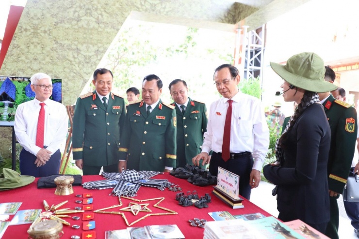 Bí thư Thành ủy TPHCM Nguyễn Văn Nên cùng đại biểu tham quan triển lãm bên lề đại hội. Ảnh: Ngô Tùng