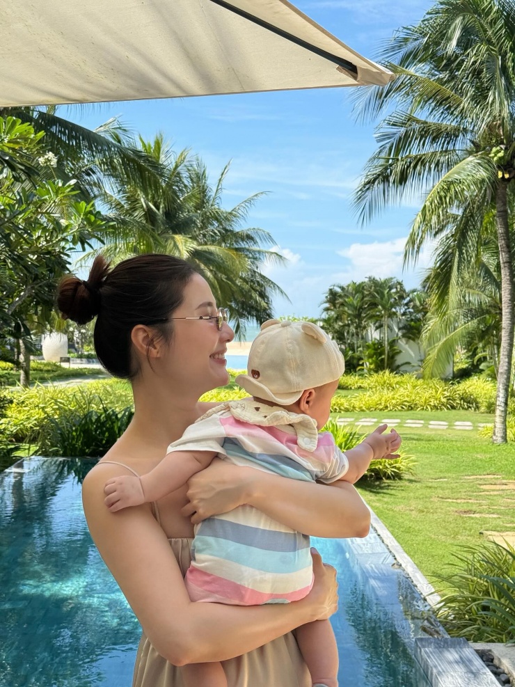Diễm My check in khu resort sang chảnh, cô tiết lộ đây là lần đầu tiên nhóc tỳ hào môn được đi du lịch.