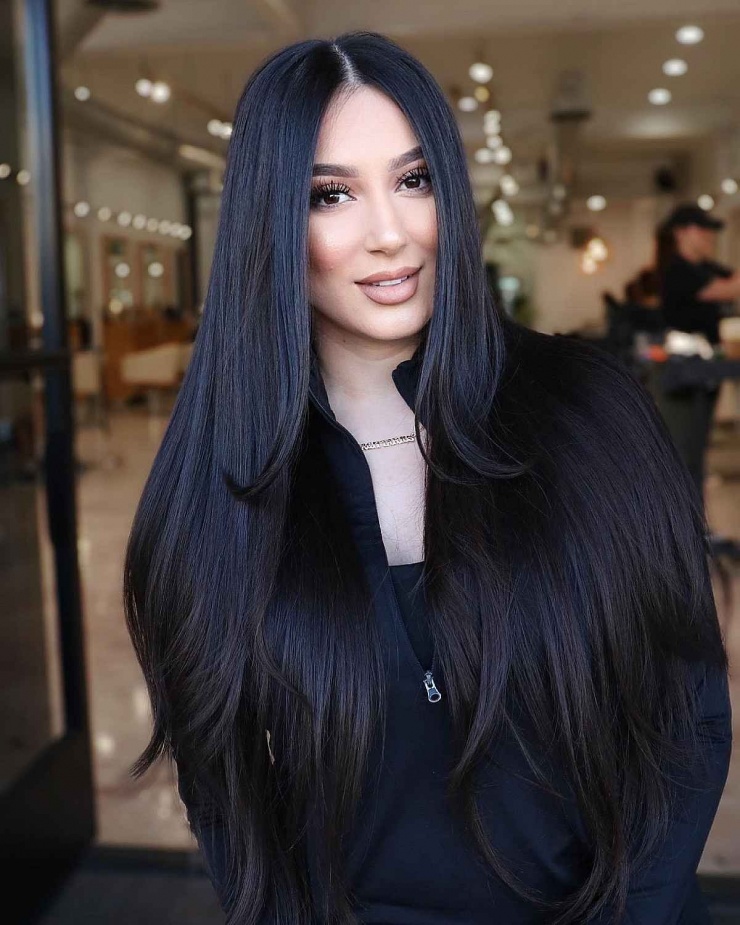 Theo Allure, tóc quá dài và thẳng có thể khiến khuôn mặt bị cứng. Nếu tóc màu tối, trông bạn càng già hơn nữa. Mái tóc thẳng đơ còn có thể làm lộ rõ dấu hiệu tuổi tác trên gương mặt.