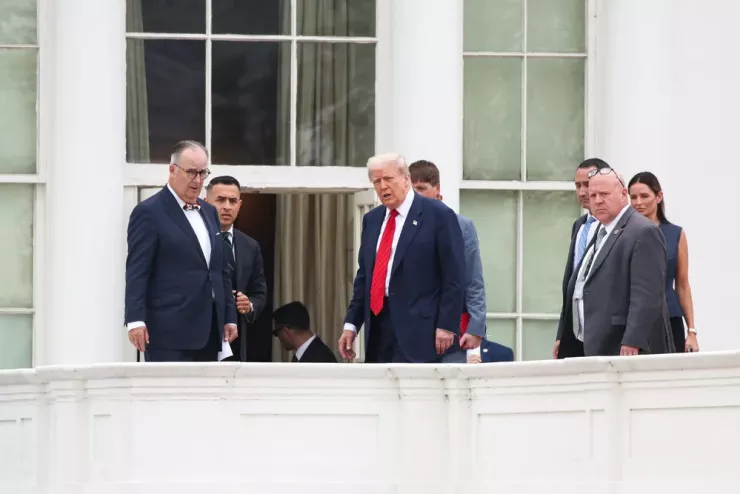 Tổng thống Mỹ Donald Trump xuất hiện trên nóc Nhà Trắng ngày 5-8. Ảnh: Samuel Corum/Pool/EPA/Shutterstock