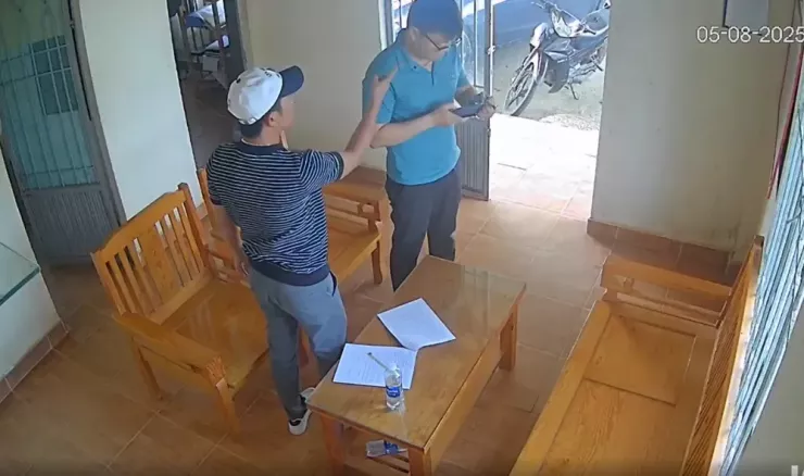 Camera ghi lại cảnh người đàn ông chỉ tay đe dọa Trạm trưởng bảo vệ rừng trong trụ sở.