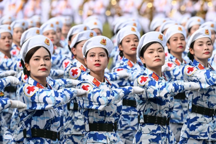 Nữ chiến sĩ bịt kín mặt giữa trời nắng tập diễu binh A80 - 11