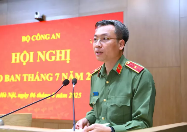 Thiếu tướng Nguyễn Quốc Toản, Chánh Văn phòng Bộ Công an, báo cáo tình hình, kết quả công tác tháng 7 của lực lượng CAND. Ảnh: CA