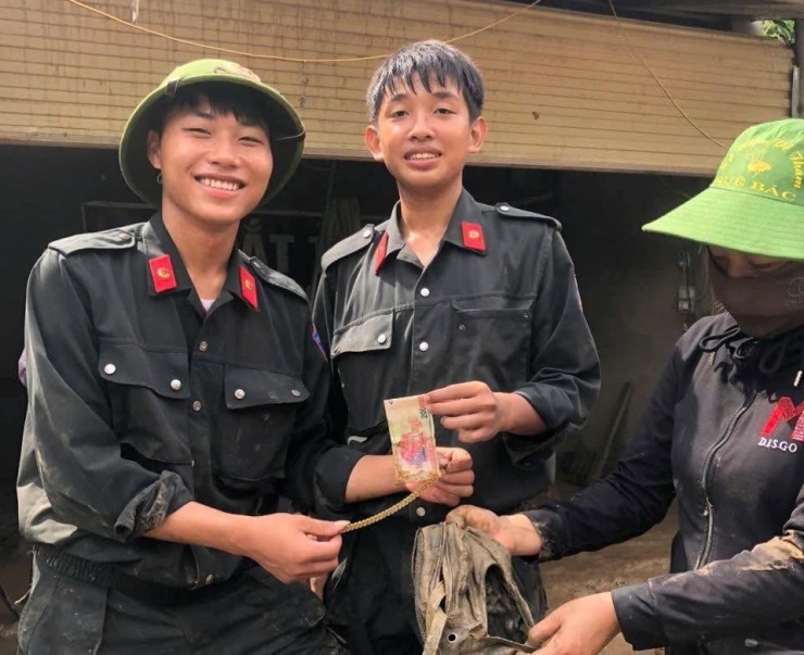 Tìm thấy và trao trả lắc tay khoảng 5 chỉ vàng và một số tiền mặt bị cho người dân ở xã Mỹ Lý bị thất lạc sau trận lũ.