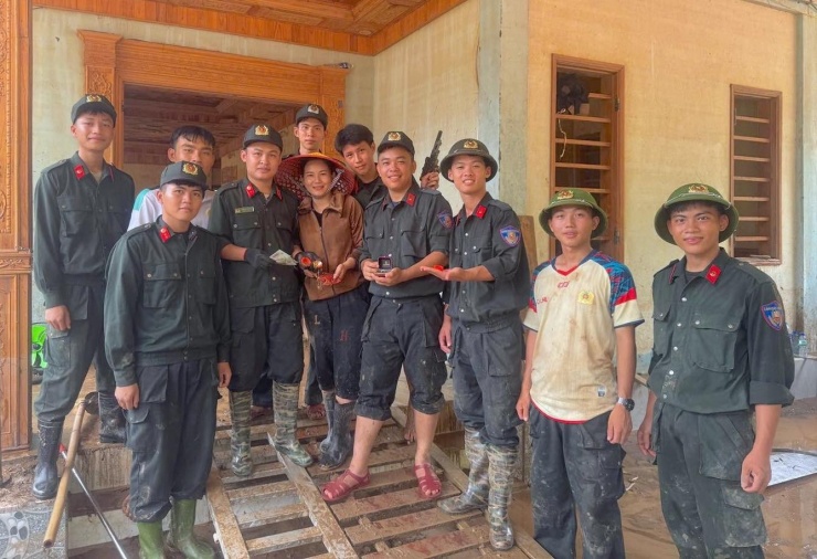 Trước đó, các chiến sĩ Phòng Cảnh sát cơ động Công an tỉnh Nghệ An hỗ trợ người dân xã Mỹ Lý khắc phục hậu quả trận lũ đã tìm thấy và trao trả cho người dân bị thất lạc một túi nhung chứa nhiều nhẫn và dây chuyền vàng nặng khoảng 10 chỉ.