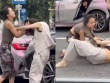 Hai nữ tài xế túm tóc, lao vào đánh nhau dữ dội ngay giữa phố