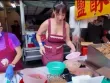 Đứng bán gà rán ngoài chợ, hot girl mặc tạp dề bỗng nổi như cồn