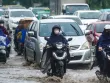 Hà Nội: Đường Võ Chí Công ngập từ đêm đến sáng, giao thông ùn tắc kéo dài