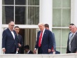 Ông Trump 'đi dạo' trên nóc Nhà Trắng