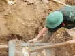 Cào bùn lũ, bộ đội tìm thấy két sắt chứa nhiều tài sản giá trị