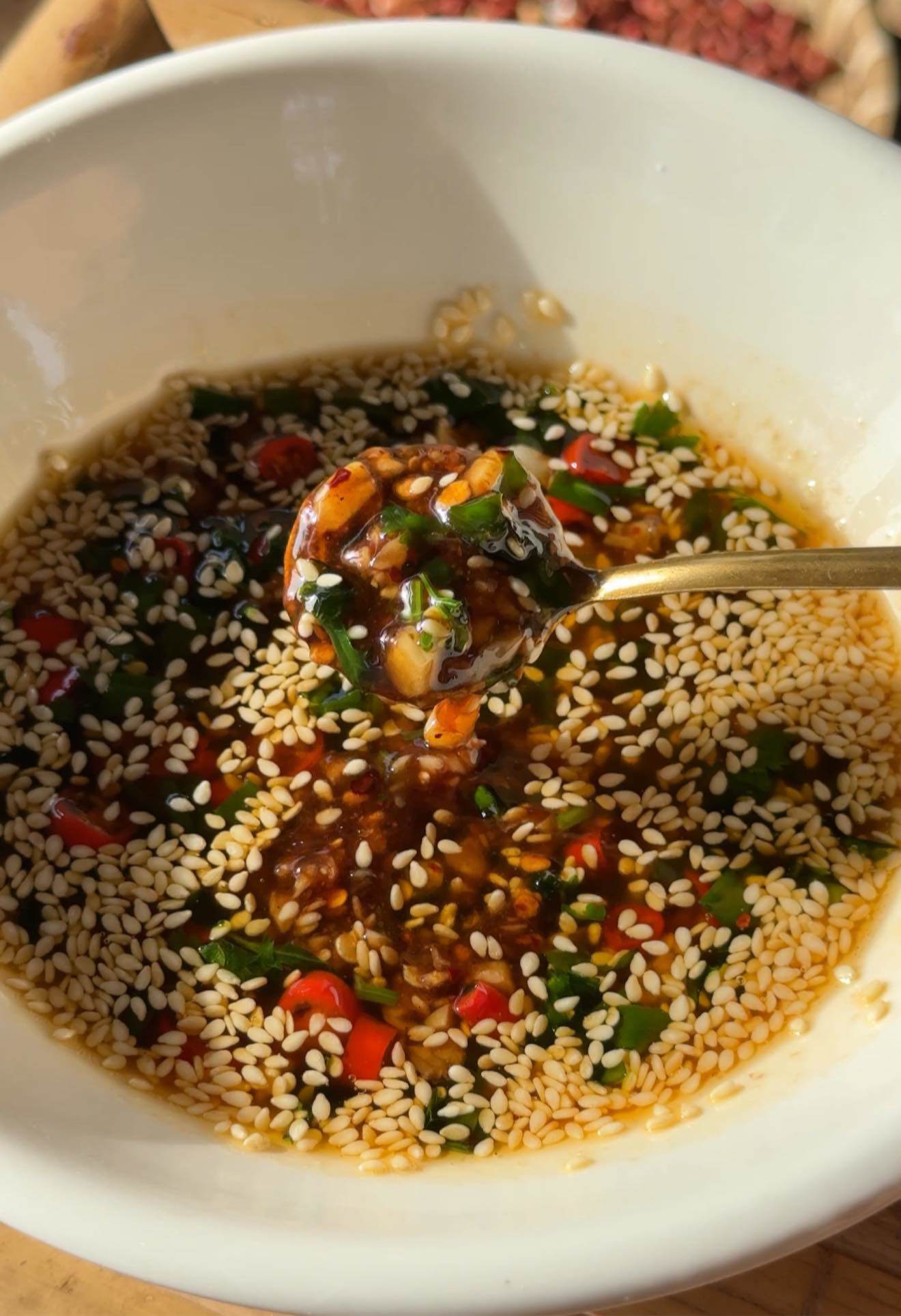 Pha nước sốt dầu cay:&nbsp;trộn đều ớt bột, ớt tươi, mè, tỏi, &nbsp;lá, ngò rí. Rưới dầu nóng đang sôi vào hỗn hợp rồi thêm nước tương, dấm đen, dầu hào, đường thốt nốt, dầu mè. Nêm nếm lại cho&nbsp;vừa khẩu vị.