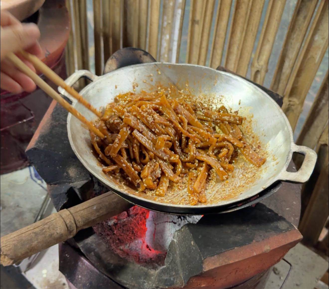 Làm nóng chảo, thêm dầu và cho hỗn hợp sốt vào đun sôi, sau đó cho que cay vào đảo đều đến khi thấm hết sốt là hoàn thành.