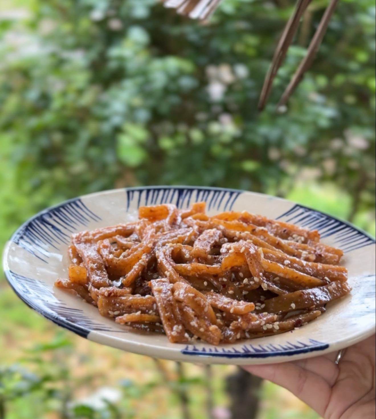 Mùi vị cay cay mặn ngọt hài hoa, thơm nức mũi, khi ăn vào cảm nhận độ dai dai mềm mềm cực cuốn.