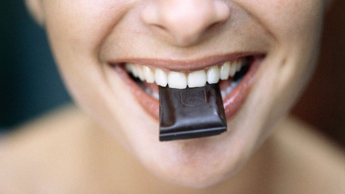 Không giống như chocolate sữa, chocolate đen có tỷ lệ cacao cao, ít đường sữa và phụ gia nên giúp giữ lại nhiều giá trị dinh dưỡng của cacao hơn, đặc biệt là chất chống oxy hóa flavonol.