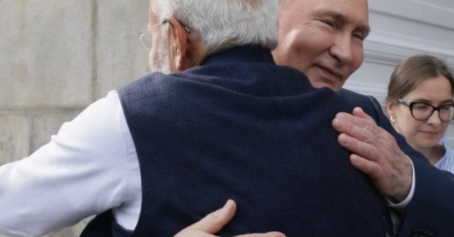 Moscow lên tiếng vụ Mỹ dọa áp thuế với Ấn Độ vì...