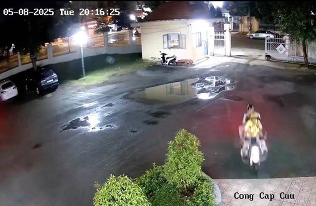 Cảnh sát giao thông Công an tỉnh Đồng Nai đưa bé gái tới bệnh viện cấp cứu kịp thời. Ảnh: Phòng Cảnh sát giao thông Công an tỉnh Đồng Nai.