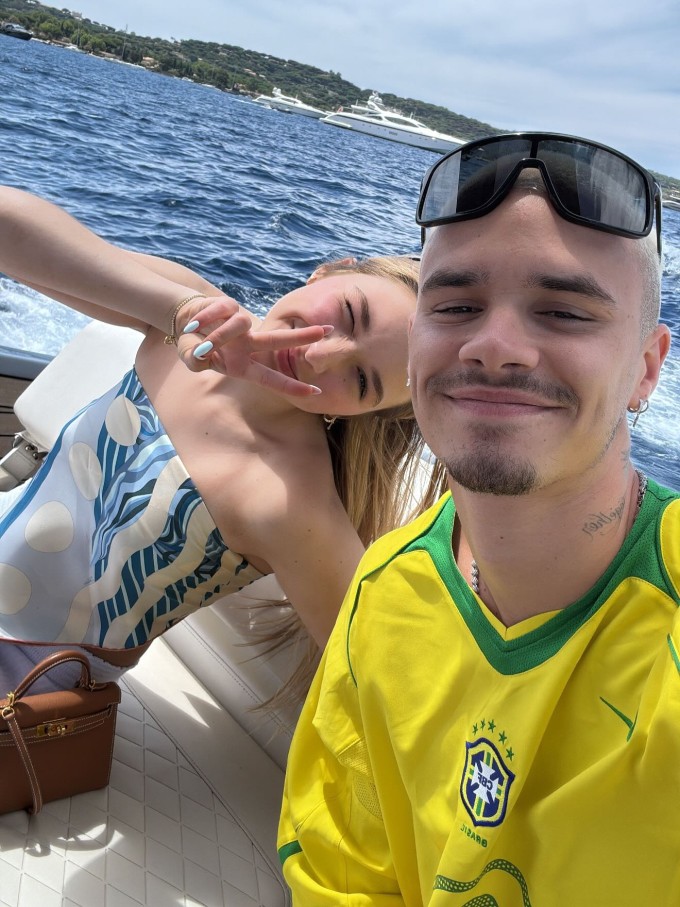 Romeo và em gái Harper trong chuyến nghỉ dưỡng cùng gia đình tại Saint Tropez, Pháp. Chuyến đi này không có mặt vợ chồng Brooklyn.