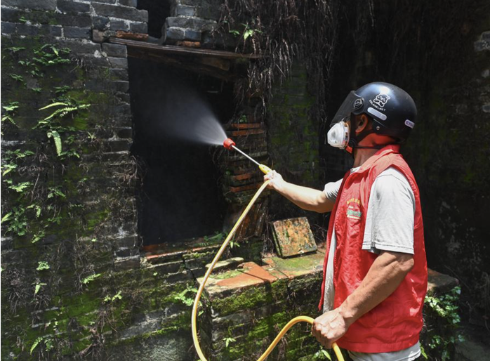 Một nhân viên phun thuốc diệt côn trùng ở Thuận Đức, TP Phật Sơn, tỉnh Quảng Đông - Trung Quốc ngày 25-7 Ảnh: Tân Hoa Xã