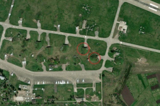 Ảnh vệ tinh cho thấy 2 hầm trú ẩn tại căn cứ đã bị phá hủy.