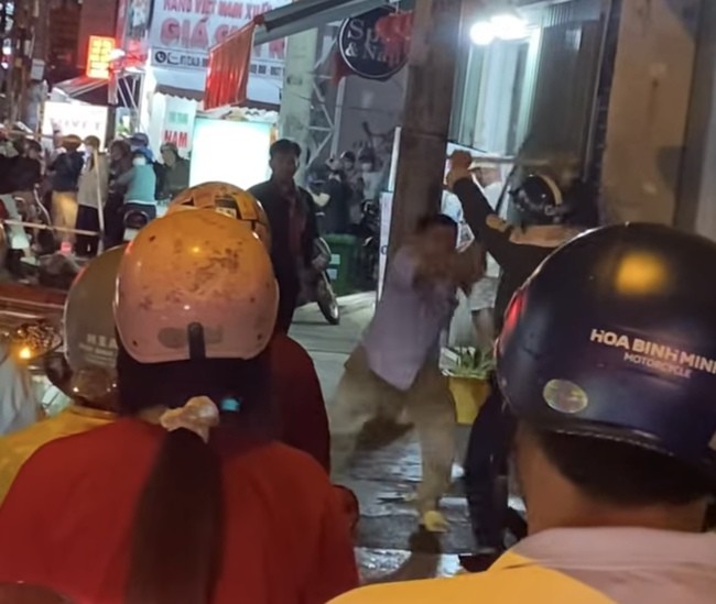 2 người đàn ông dùng cây sắt đánh nhau.