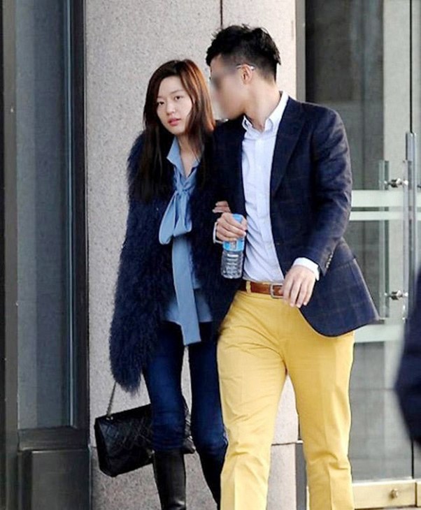 Jeon Ji Hyun chăm chỉ chạy show để trả nợ cho chồng đại gia.