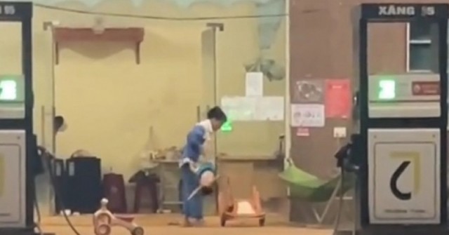Phẫn nộ vụ cháu bé 16 tháng tuổi bị xách ngược,...