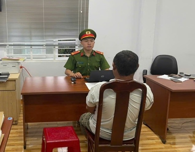 Công an xã Đắk Mil làm việc với Nguyễn Văn Thân. Ảnh: CALĐ