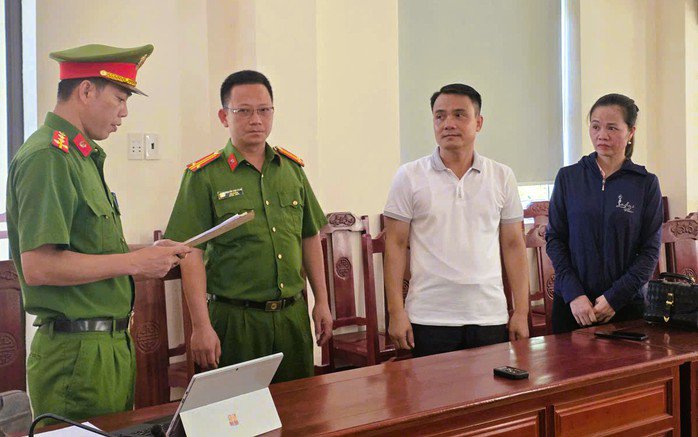 Ông Vũ Ngọc Liêm, nguyên Hiệu trưởng Trường THPT Ngọc Lặc, và nữ giáo viên bị khởi tố do nâng khống điểm thi để 1 học sinh thành thủ khoa