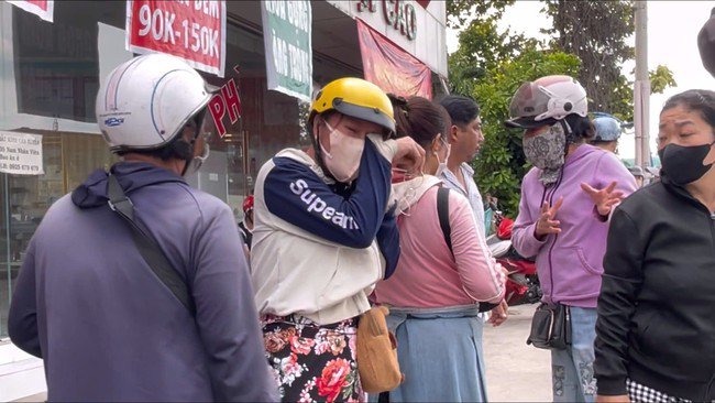 Người nhà nạn nhân khóc ngất khi đến hiện trường