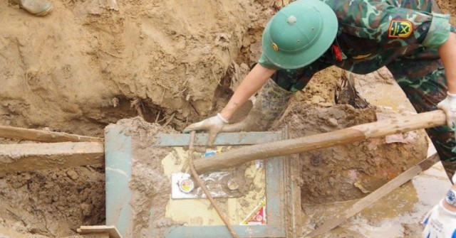 Cào bùn lũ, bộ đội tìm thấy két sắt chứa nhiều ...
