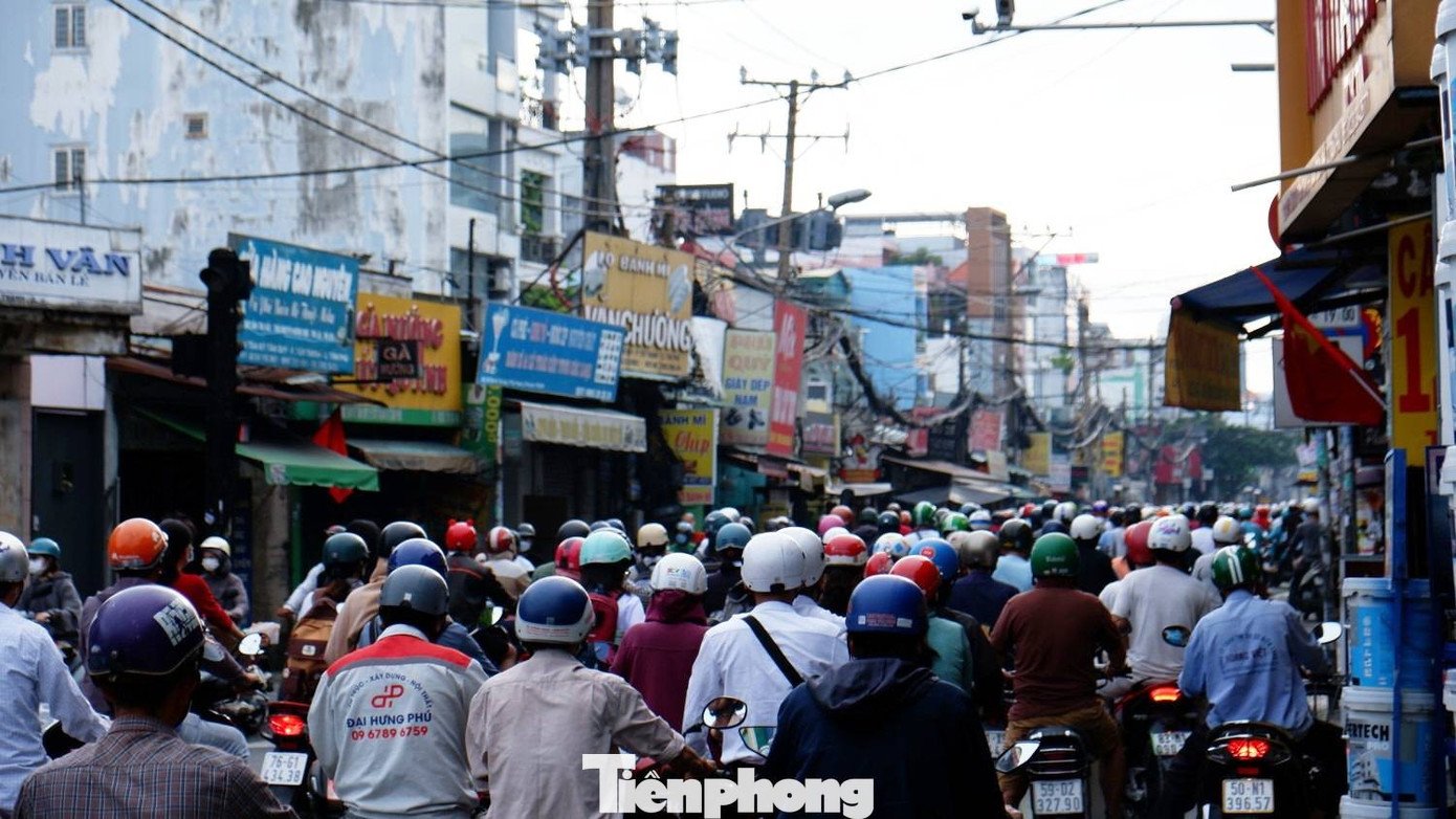 Đường Tân Kỳ Tân Quý (đoạn từ đường Lê Trọng Tấn đến Đường Cộng Hòa) tấp nập người, xe vào giờ cao điểm. Ảnh tư liệu: Hữu Huy