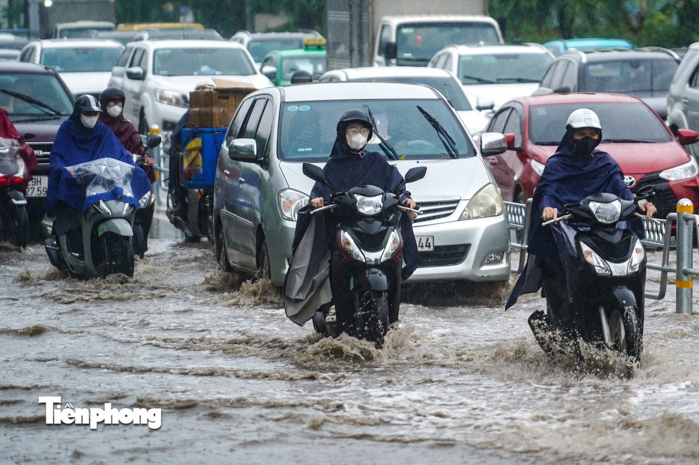 Hà Nội: Đường Võ Chí Công ngập từ đêm đến sáng, giao thông ùn tắc kéo dài - 6