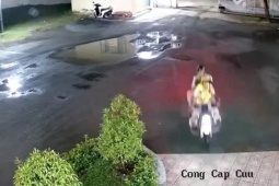 CSGT dùng xe đặc chủng mở đường chở bé gái bị co giật đi cấp cứu