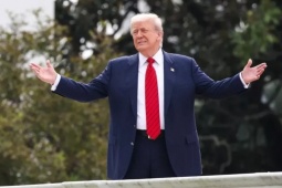Ông Trump ' đi dạo ' trên nóc Nhà Trắng