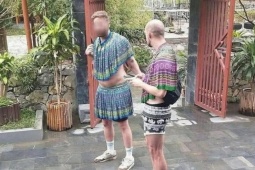 Chấn chỉnh khách Tây mặc váy H ' Mông nhảy múa lố lăng