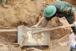 Cào bùn lũ, bộ đội tìm thấy két sắt chứa nhiều tài sản giá trị