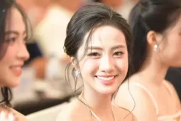 Hoa hậu Hà Trúc Linh:  ' Tôi chưa được về thăm nhà ' 