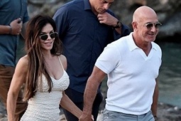 Vợ tỷ phú Jeff Bezos diện mốt váy bỏng ngô